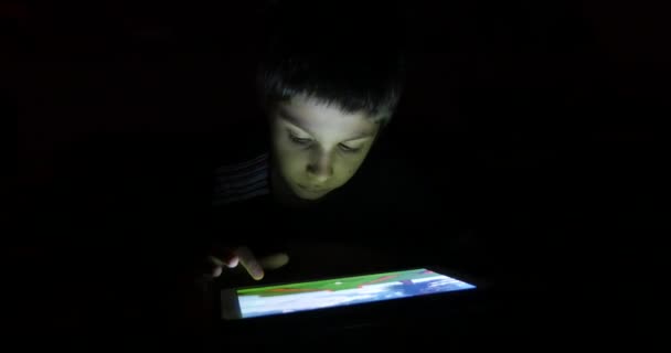 Kleiner Junge Spielt Nachts Mit Tablet Auf Dem Bett — Stockvideo