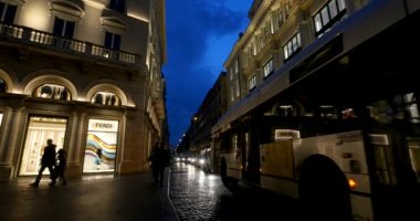 Rome, İtalya - Ekim, 2016 yaklaşık: Fendi mağaza gece. Fendi kürk, giyim, deri ürünleri, Ayakkabı, kokuları, gözlük, saatler ve aksesuarları üreten bir İtalyan lüks moda ev.. 