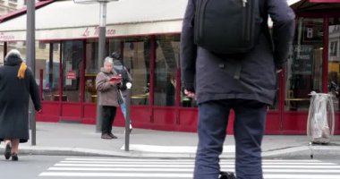 PARIS, FRANCE - CIRCA NOVEMBER 2016: Sokaklarda kendi kendini dengeleyen tek tekerlekli elektrikli scooter kullanan adam.