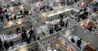 PARIS, FRANCE - 10 Kasım 2016: Grand Palais 'deki Paris Fotoğraf Fuarı içinde ziyaretçiler. Paris Fotoğrafçılık, Kasım 1997 'de Fransa' nın başkenti Paris 'te düzenlenen uluslararası fotoğraf fuarıdır..
