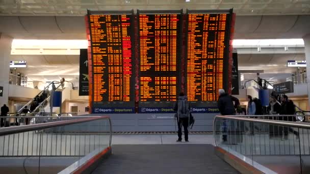 法国巴黎 2016年11月 Circa 人们在查尔斯 戴高乐机场咨询时刻表 戴高乐是法国最大的机场 — 图库视频影像
