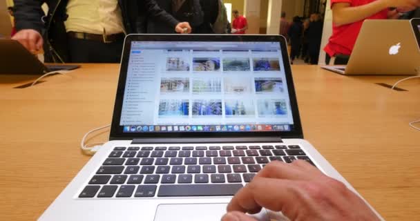 París Francia Abril 2015 Personas Dentro Apple Store Partir 2014 — Vídeos de Stock