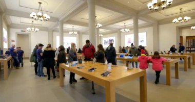 FLORENCE, İtalya - CIRCA JANUARY, 2017: Apple Store 'daki müşteriler. Apple Inc., merkezi Cupertino, Kaliforniya 'da bulunan çok uluslu bir teknoloji şirketidir.. 