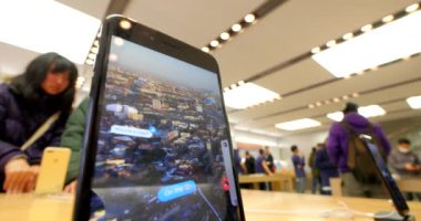 Tokyo, Japonya - Mart, 2017 yaklaşık: Müşteriler elma stok içinde. Apple Inc Cupertino, California'da merkezi bulunan bir Amerikan çokuluslu teknoloji firmasıdır. 