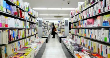 Tokyo, Japonya - Mart, 2017 yaklaşık: Kadının içinde kitap mağazaları. 