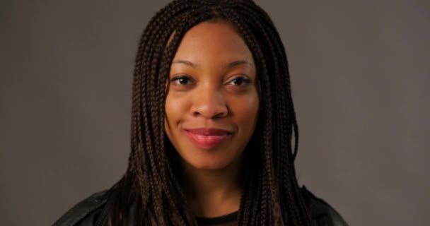 Boldog afrikai fiatal nő stúdió portré paszományok hallgat — Stock videók