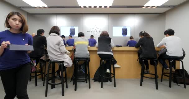 Tokio Japonia Około Marca 2017 Klienci Genius Bar Wewnątrz Sklepu — Wideo stockowe