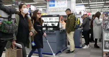 Tokyo, Japonya - Circa Mart, 2017: Müşteriler Bic Camera Store içinde. Bic Camera Inc Japonya'da bir tüketici elektroniği perakendeci zinciridir. Şu anda Japonya'da 41 mağazası var. 