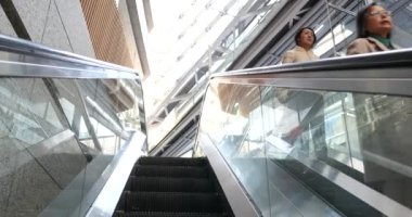 Tokyo, Japonya - Circa Mart, 2017: Chiyoda koğuşundaki Tokyo Uluslararası Forumu'nda yürüyen merdivenler. 1996 yılında tamamlanan bu bina bir kongre merkezidir.. 