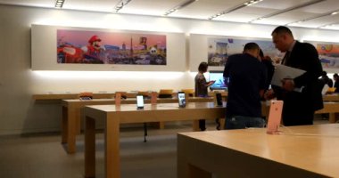 Tokyo, Japonya - Mart, 2017: Apple Store gece. Apple Inc. merkezi Cupertino, Kaliforniya'da bulunan çok uluslu bir amerikan teknoloji şirketidir.. 