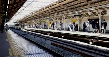 Tokyo, Japonya - Mart, 2017 yaklaşık: Platform yolcular metro istasyonu ile. Tokyo Metro Japonya'nın büyük Tokyo alanında kapsamlı hızlı taşıma sisteminin bir parçasıdır.
