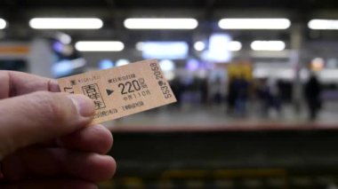 TOKYO, JAPONYAN - CIRCA MARCH, 2017: yolcu metro istasyonu ve bilet platformu. Tokyo metrosu Japonya 'nın daha büyük Tokyo bölgesinde geniş bir hızlı ulaşım sisteminin bir parçasıdır..