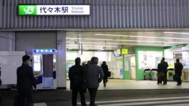 Tokyo, Japonya - Mart, 2017 yaklaşık: Yoyogi metro istasyonu girişinde gece. Tokyo Metro Japonya'nın büyük Tokyo alanında kapsamlı hızlı taşıma sisteminin bir parçasıdır.