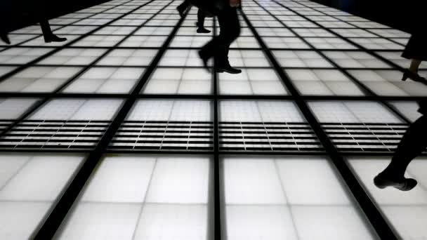 照明付きの床を歩く人々の映像図 — ストック動画