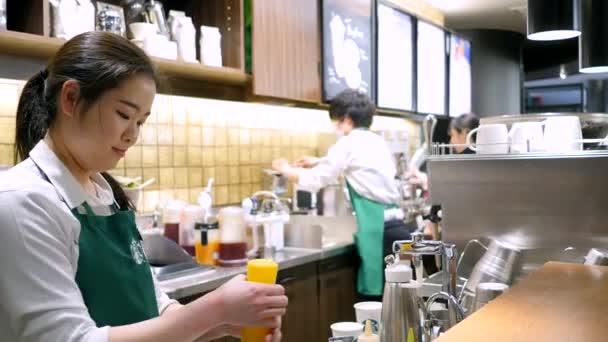 Tokio Japonia Około Marca 2017 Pić Preparat Wewnątrz Starbucks Coffee — Wideo stockowe