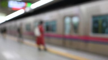 Metroda deodaklanmış yolcular. Tokyo, Japonya. 