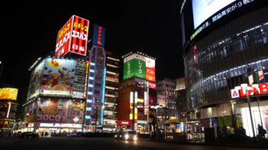 TOKYO, JAPONYA - CIRCA MARCH, 2017: Shinjuku Ward Kabuki-cho bölgesinde yürüyen insanlar. Bölge ünlü bir gece hayatı ve genelev mahallesi.. 