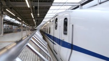 KYOTO, JAPONYA - CIRCA MARCH, 2017: Shinkansen Kurşun Treni istasyondan ayrılıyor. Tokkaido Shinkansen, yılda 151 milyon yolcu taşıyan dünyanın en işlek demiryolu hattıdır..