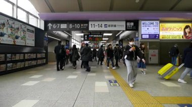 Havaalanı terminalindeki yolcular.