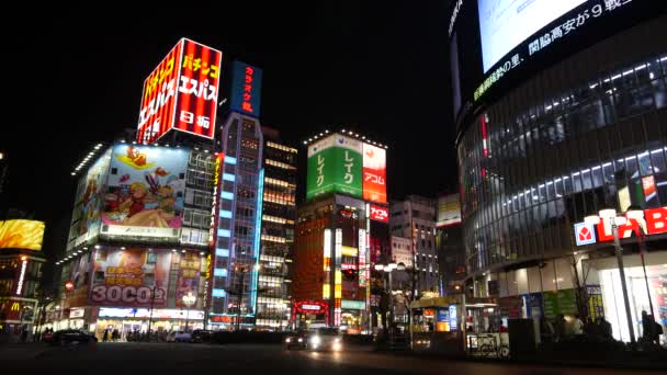 東京都 Circa 2017年3月 新宿区歌舞伎町を歩く人 この地域は有名なナイトライフと赤信号地区です — ストック動画