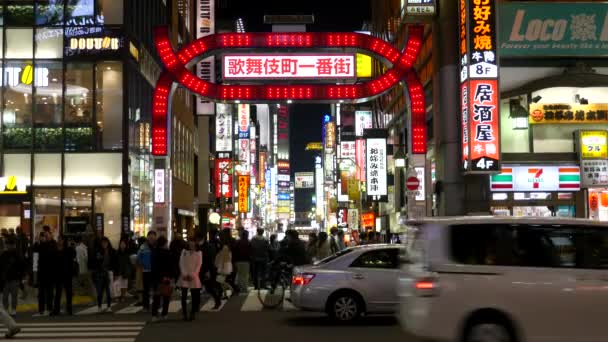 東京都 Circa 2017年3月 新宿区歌舞伎町を歩く人 この地域は有名なナイトライフと赤信号地区です — ストック動画