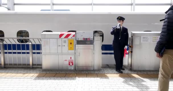 Tokio Japan Circa March 2017 Kontrolor Vlakovém Nádraží Shinkansen Bullet — Stock video
