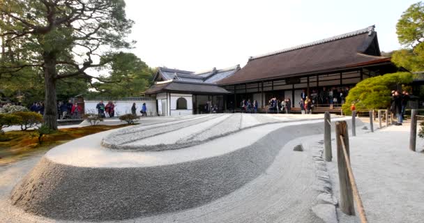 2017年3月頃 京都の銀閣寺にある美しい庭園と古代の塔 この寺院はシルバーテンプルとも呼ばれています — ストック動画