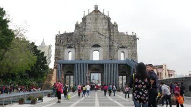 MACAU, Çin - CIRCA NOVEMBER, 2015: Saint Paul Katedrali kalıntıları ve merdivenlerde yürüyen insanlar. 1582 'den 1602' ye kadar inşa edilen bina, 1835 'te bir tayfun sırasında çıkan bir yangında yok edildi..