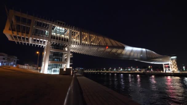 Dubai Water Canal Σύγχρονη Foot Bridge Θέα Την Νύχτα — Αρχείο Βίντεο