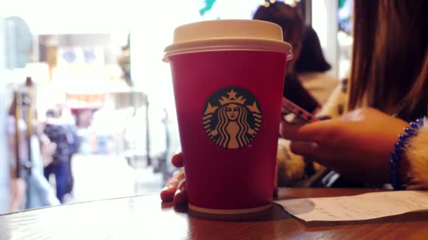 Macau China November 2015 Starbucks Hett Dryckeskaffe Bordet Medan Woman — Stockvideo