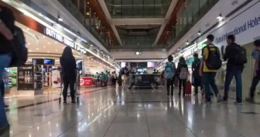 Dubai, BAE - 31 Mart 2014: Emirliklerin Dubai AVM 'sinde yürüyen insanlar. Dünyanın ilk alışveriş merkezi şu anda 560 'tan fazla uluslararası markaya ev sahipliği yapıyor. Zaman aşımlı film.