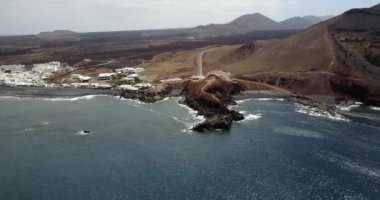 hareketli dalgalar ve dağlar ile deniz manzara panoramik görünümü