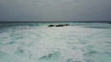 bulutlu gökyüzü ile fırtınalı deniz suyu