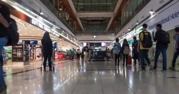 Dubai Emirados Árabes Unidos Março 2014 Pessoas Que Caminham Dentro — Vídeo de Stock