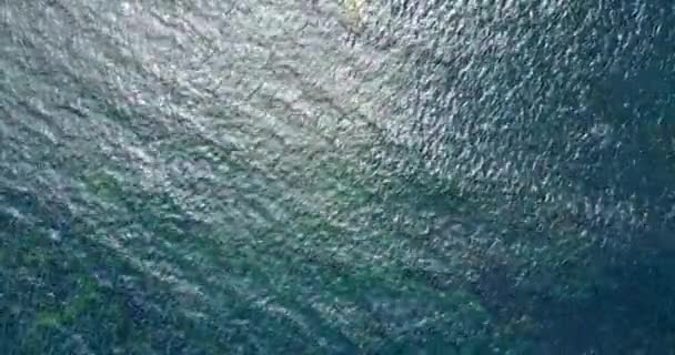 Luchtfoto Van Golvend Zeewater Fel Zonlicht — Stockvideo