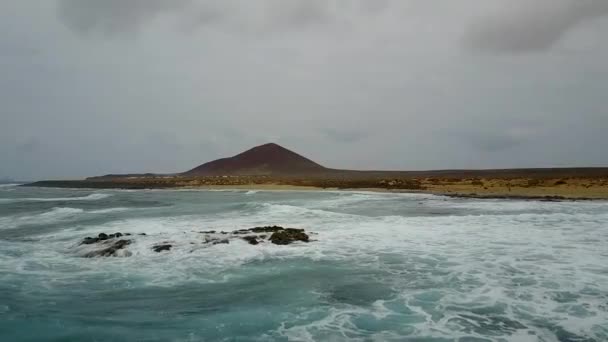 嵐の海水とビーチの風光明媚な眺め — ストック動画