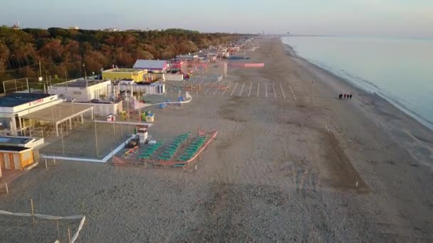 Flygfoto Över Sandstranden Vid Solnedgången — Stockvideo