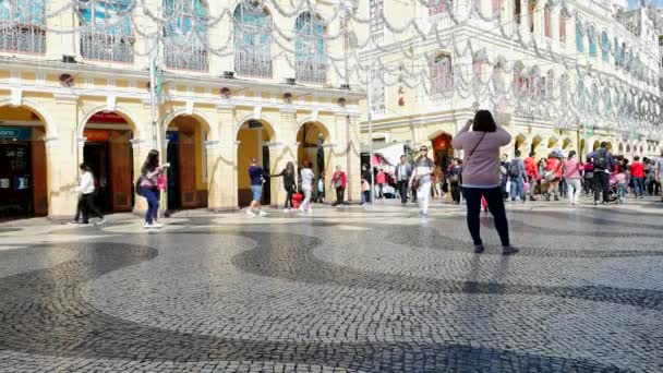 Sokakta Yürüyen Fotoğraf Çeken Turistlerin Görünümü — Stok video