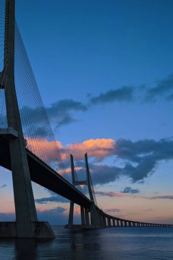 Köprü vasco da gama güneş battıktan sonra
