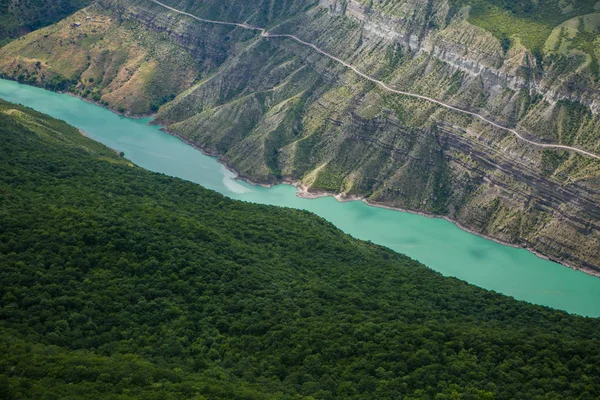 Dağ Kanyon nehir üstten görünüm panoramik manzarası. 