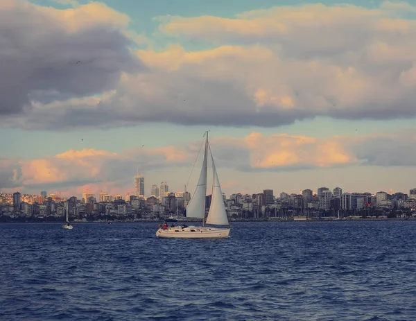 Denizde Yelkenli Yat. Günbatımı