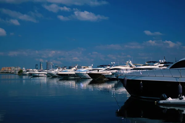 Lüks Yatlar gökdelenler su yansıması ile arka plan üzerinde