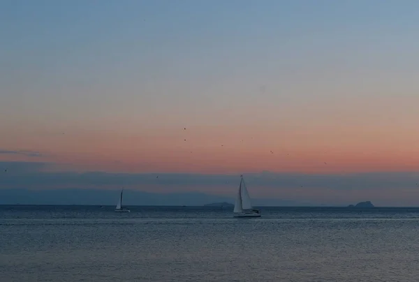 Güzel güneş battıktan sonra Yelkenli Istanbul'da