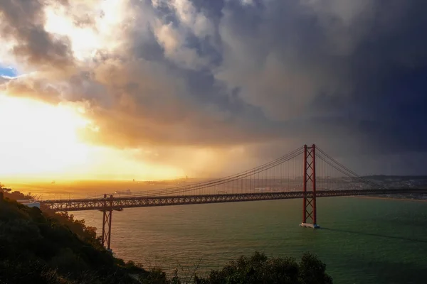 Köprü güneş battıktan sonra 25 Nisan