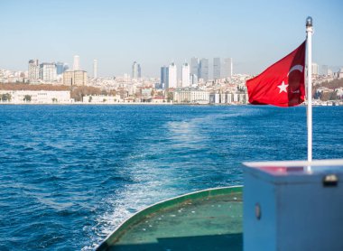 Rüzgardaki bir bayrakla feribotuna Istanbul 'un görünümü
