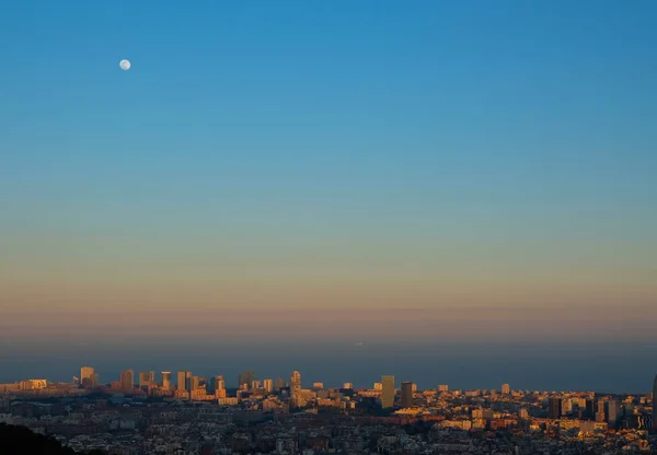 Barselona manzarası Agbar Kulesi ve Sagrada Familia ayakta dışarı alacakaranlıkta