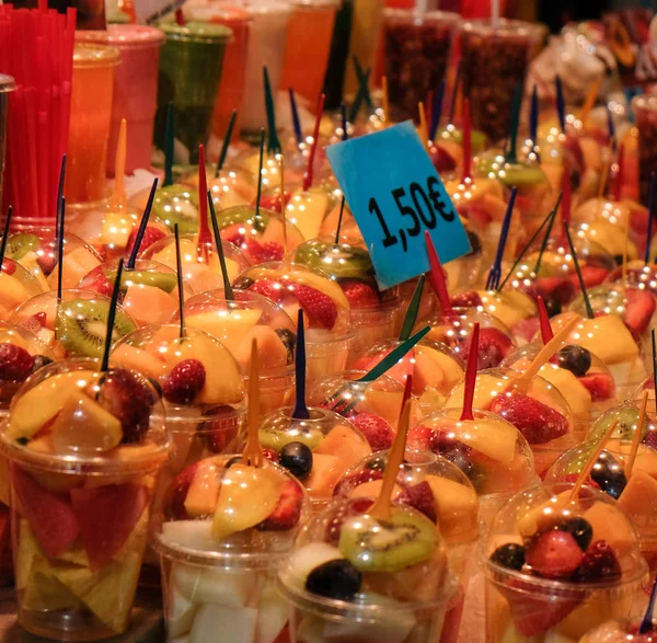 La Boqueria market, Barcelona, ünlü bir eski geleneksel Pazar gözlük taze meyve, tam stand.