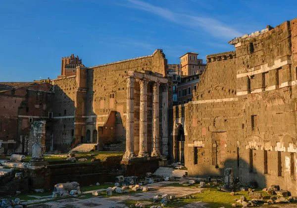 Görünümünü güneşli bir günde Roma kalıntıları Roma, İtalya.