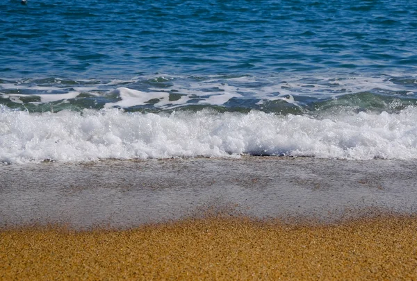 Deniz dalgası kumsalda
