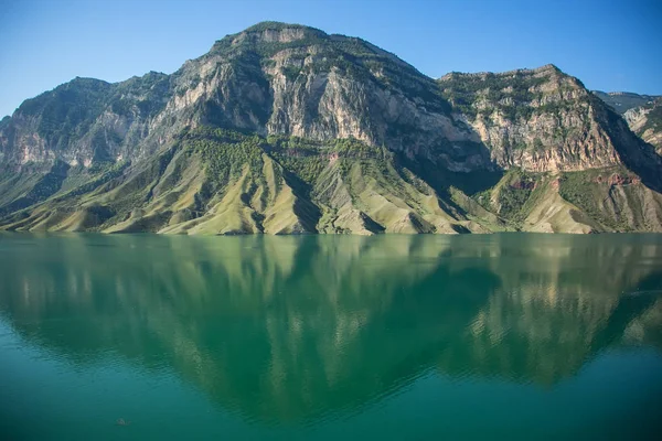 Dağlar ve gölde bir yansıma